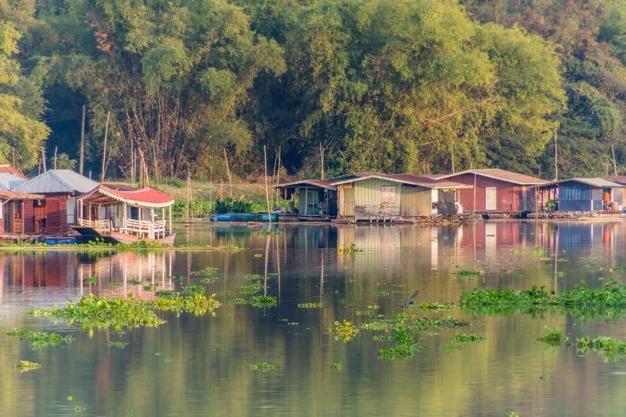 maisons flottante riviere sakae krang uthai thani - thailande