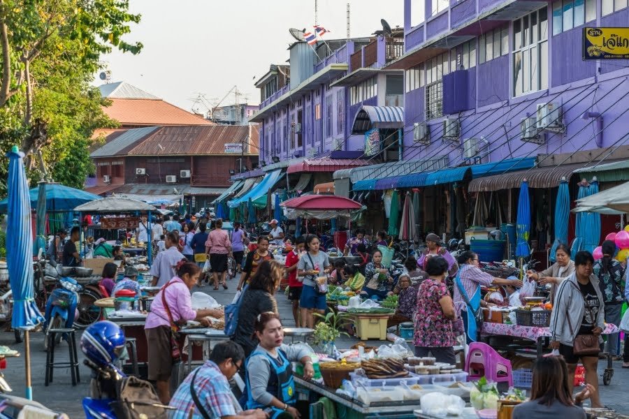 marché samedi uthai thani batiment violet - thailande