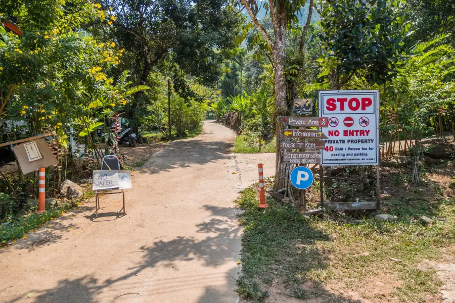 kai bae ko chang waterfall parking - thailand