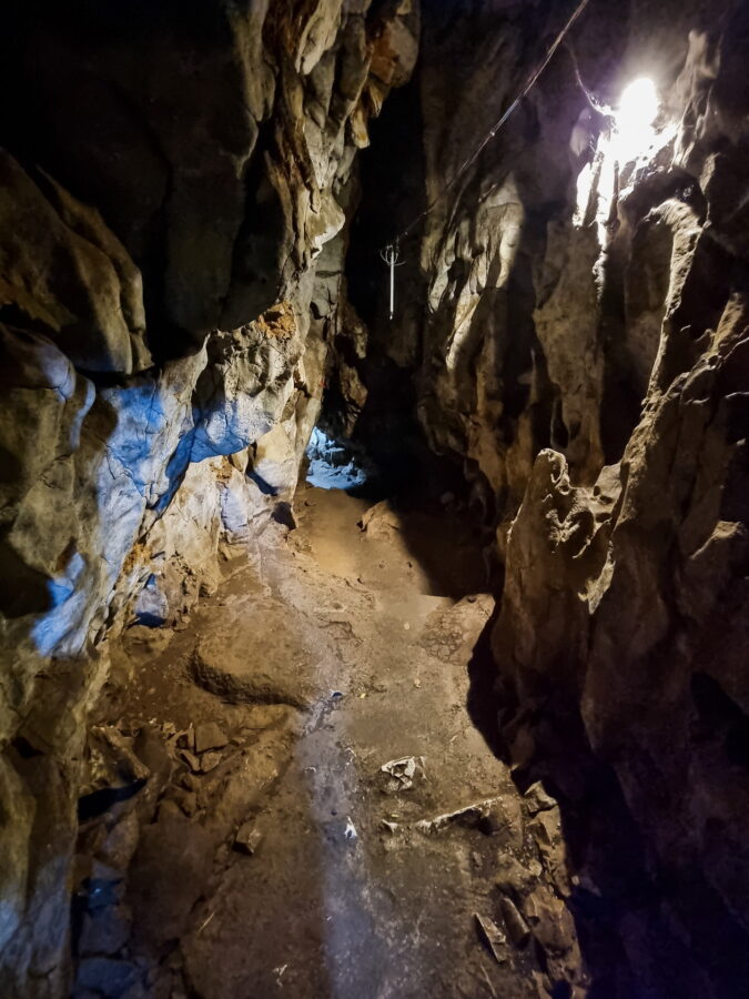 passage etroit grotte du wat tham khao pun kanchanaburi