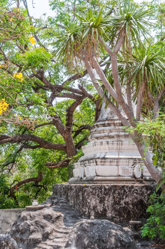 small pagoda garden surrounding phra pathom chedi