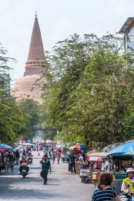 phra pathom chedi visible from train station