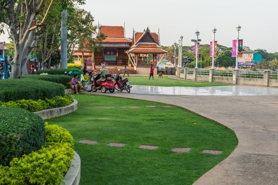 place devant marché uthai thani - thailande