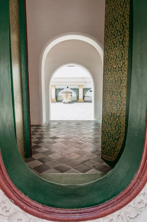oval door cloister around phra pathom chedi