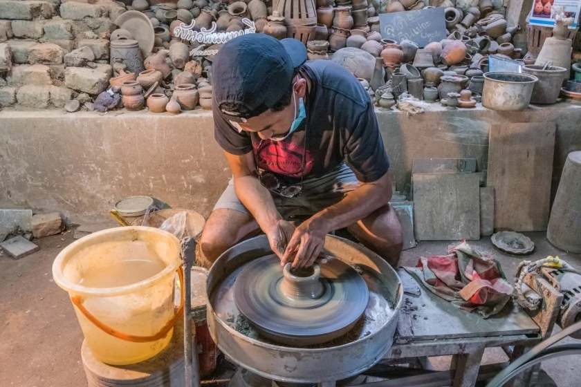 potter modeling village ko kret