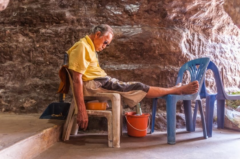 sieste ou meditation grotte phra pathom chedi