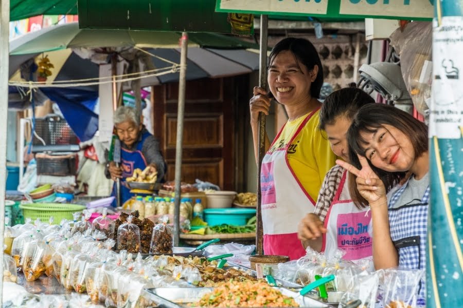 sourires marché uthai thani - thailande