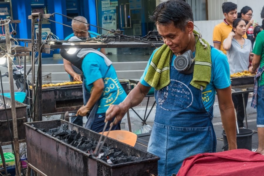 street food marché samedi uthai thani - thailande