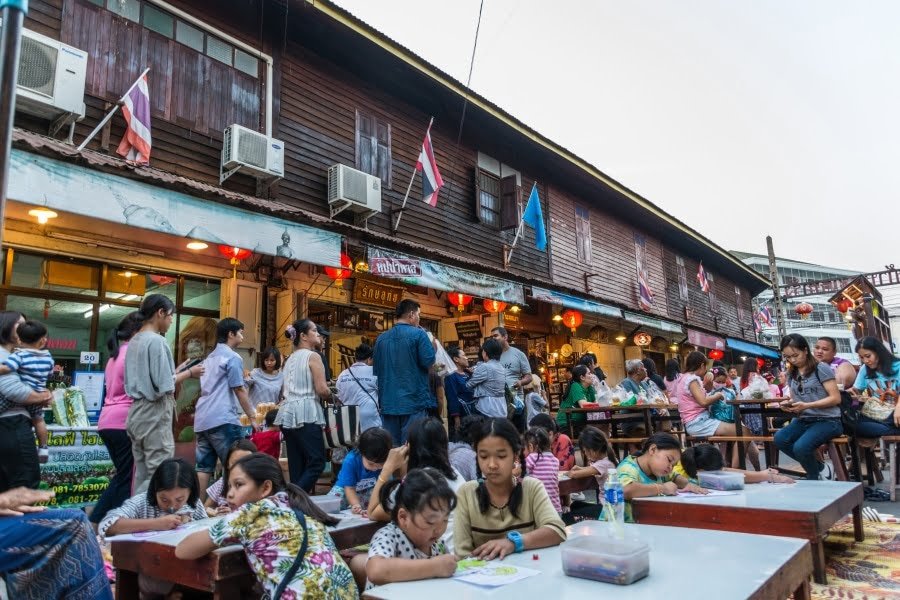 tables street food marché samedi uthai thani - thailande