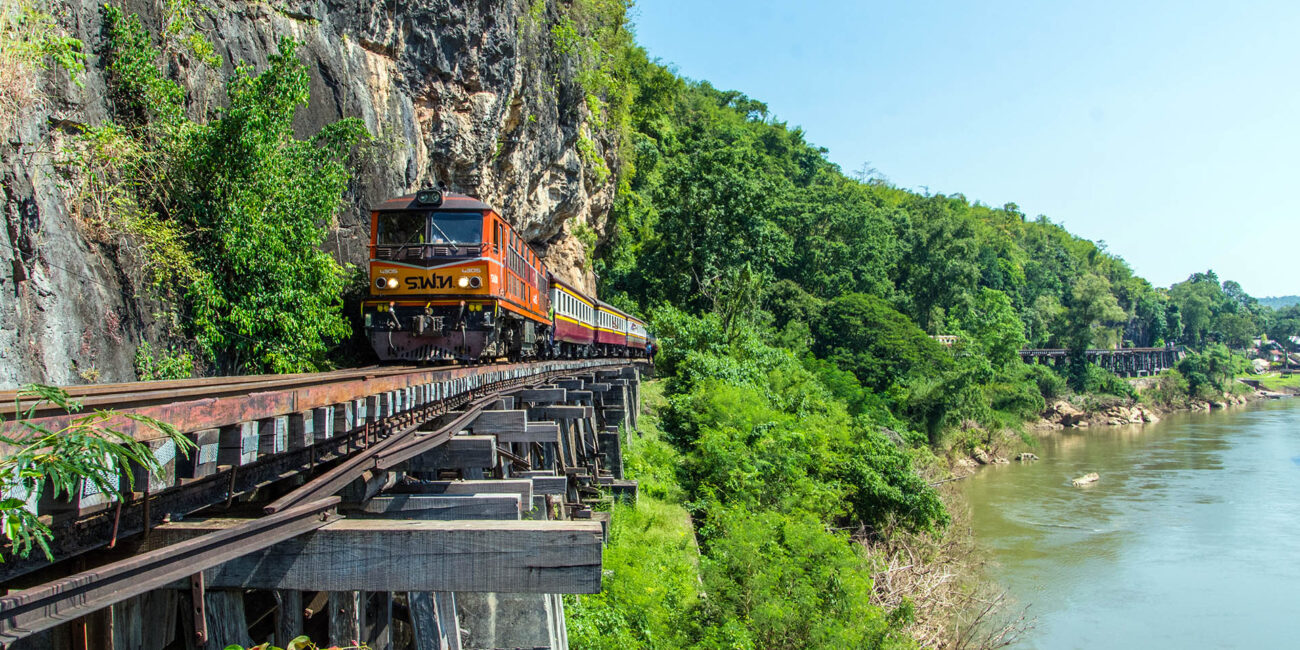 train passant sur viaduc de wang pho kanchanaburi thailande