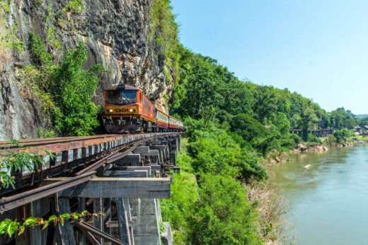 train passant sur viaduc de wang pho kanchanaburi thailande