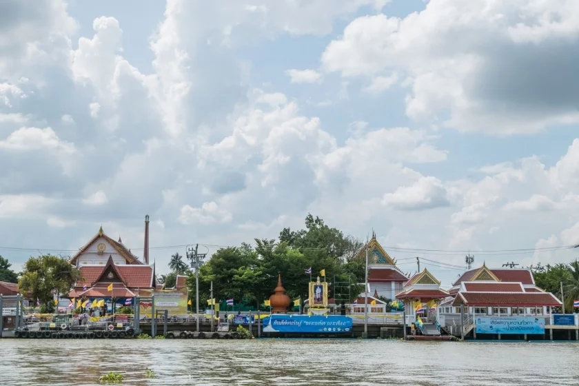 ferry crossing wat poramai yikawat ko kret