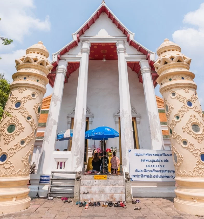 a chapel surrounding cardinal points phra pathom chedi