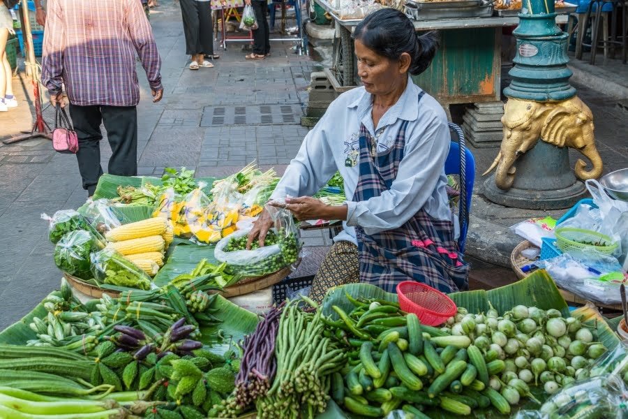 vendeuse legumes marché uthai thani - thailande