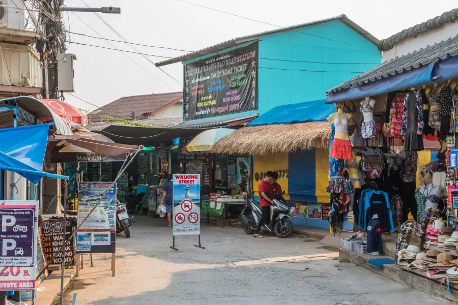 entrance pier bang bao ko chang thailand