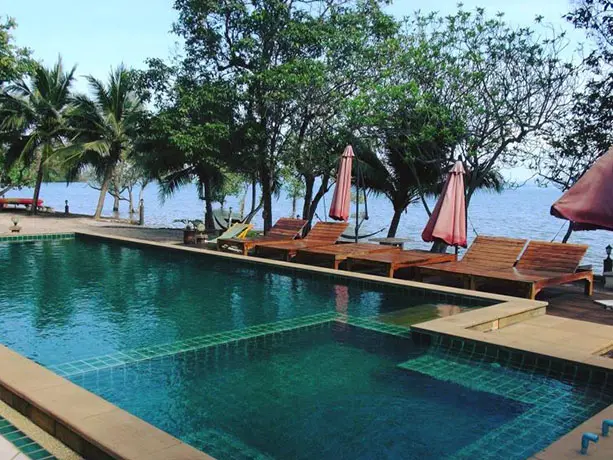 exterior garden of joy hotel ko chang