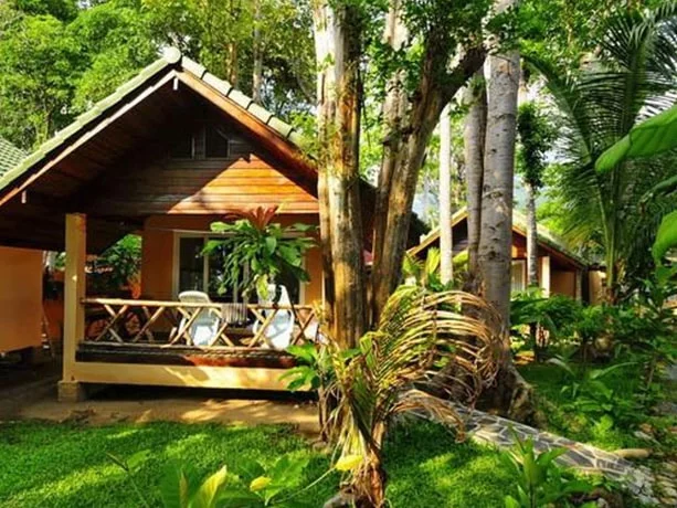 exterior hotel paradise palms ko chang