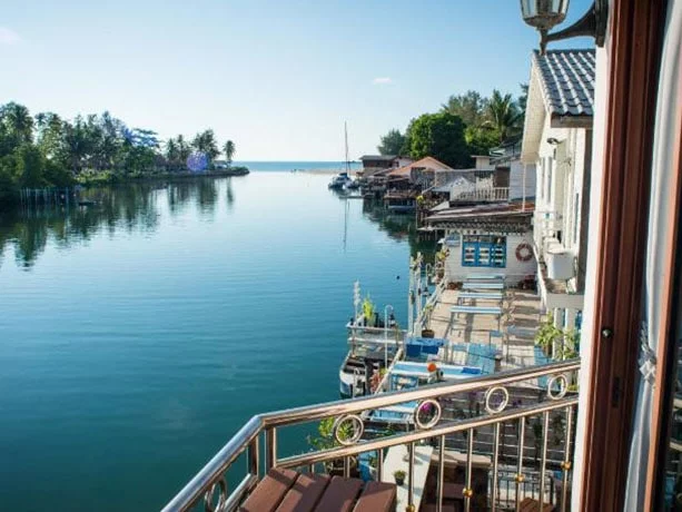 exterior riverview hostel ko chang