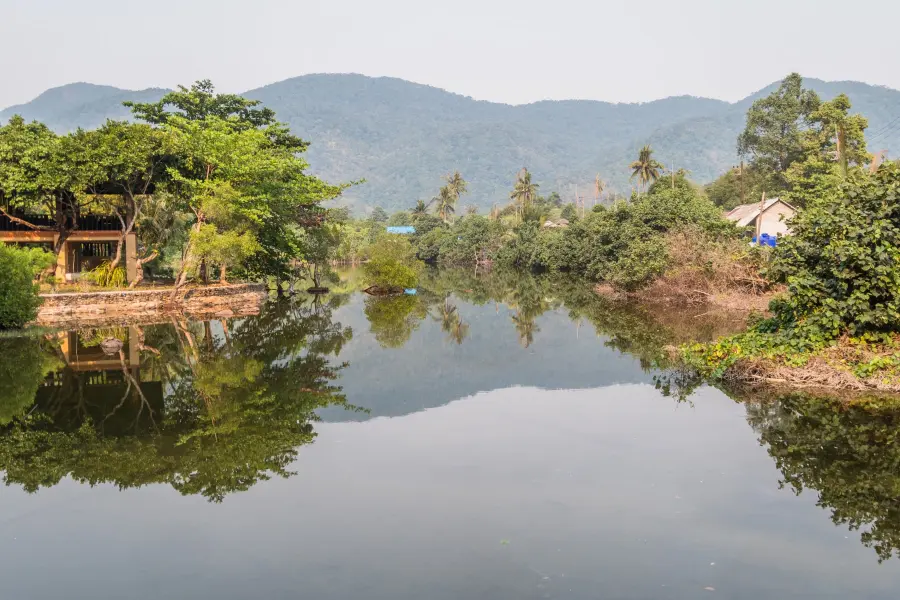 small lake beach khlong kloi bang bao ko chang