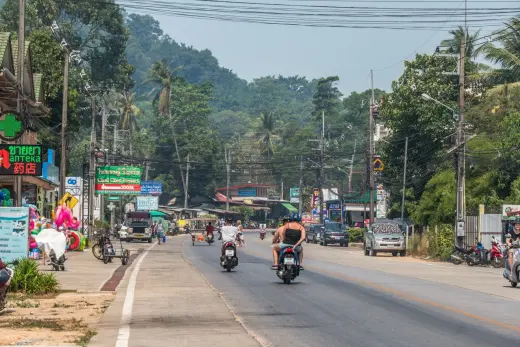 chai chet ko chang road - thailand