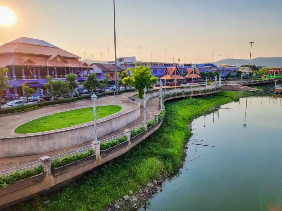 uthai thani river bank