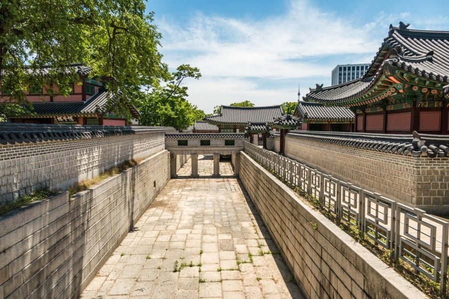 canal separant gwolnaegaksa du palais changdeokgung seoul