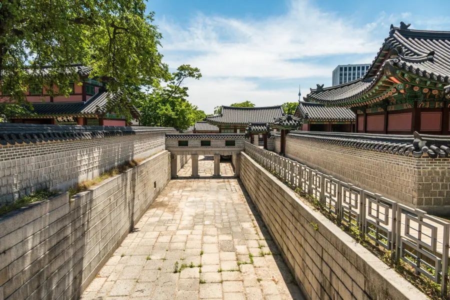 canal separating gwolnaegaksa from changdeokgung palace seoul