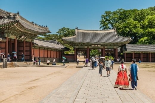 cour devant porte injeongjeon palais changdeokgung seoul