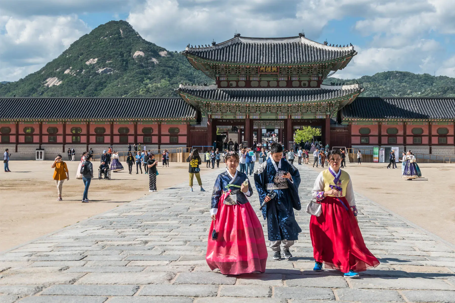 courtyard gyeongbokgung palace seoul - south korea