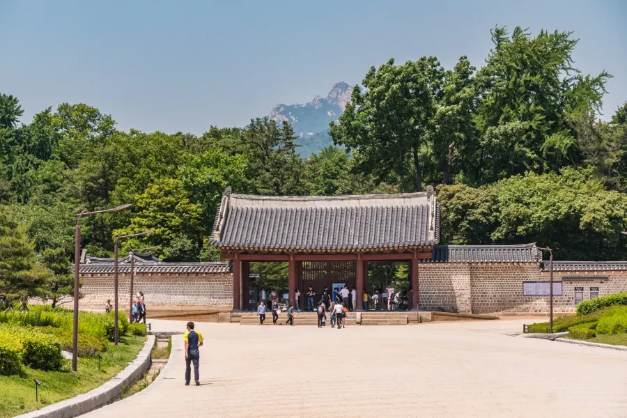 entrance to jongmyo shrine - seoul