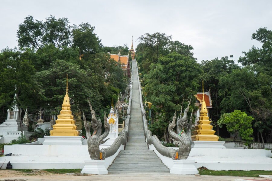 escalier menant au Wat Sangkat Rattana Khiri - Uthai Thani