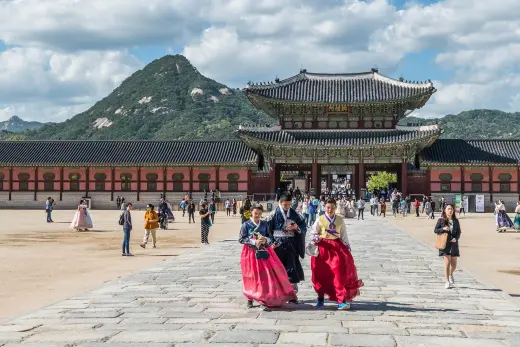A complete guide to visiting the main palace to see in Seoul, Gyeongbokgung. Know the different buildings making up the complex, schedules, prices