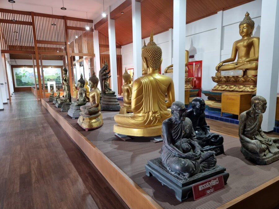 interieur temple Wat Sangkat Rattana Khiri uthai thani