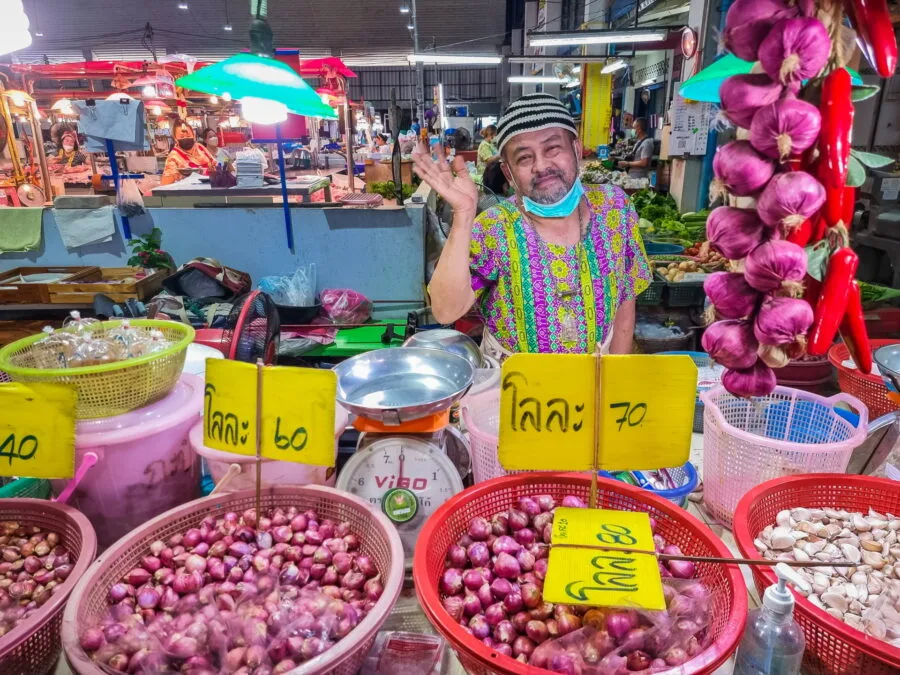 garlic seller uthai thani market