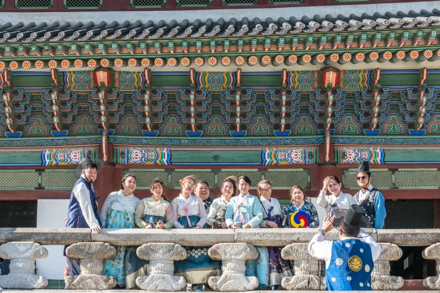 group photo visit gyeongbokgung palace seoul