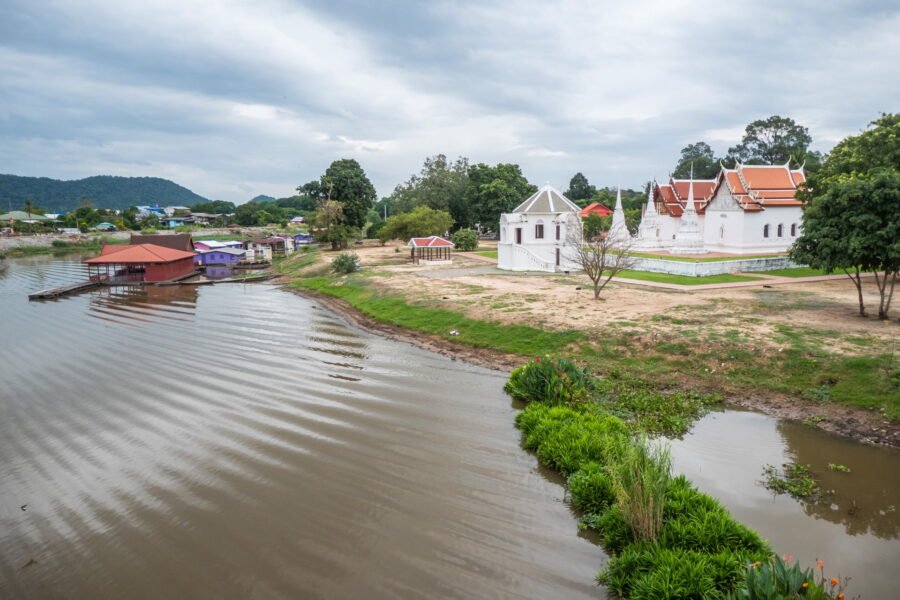 rive du Wat Uposatharam - Uthai Thani