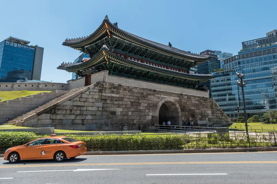 taxi orange devant porte namdaemu - seoul - coree du sud