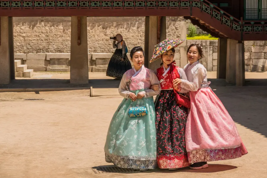 hanbok trio huijeongdang room - changdeokgung palace seoul
