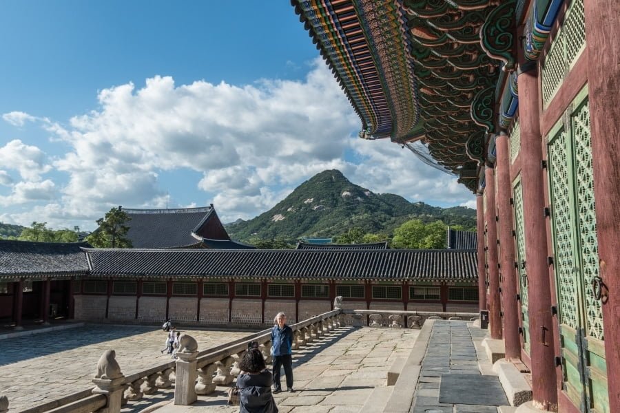 vue montagne depuis salle trone gyeongbokgung seoul