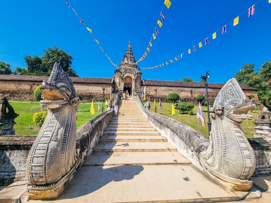 escalier naga wat phra that lampang luang - thailande
