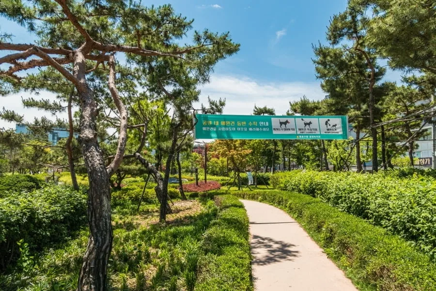 public park in front of jongmyo shrine seoul