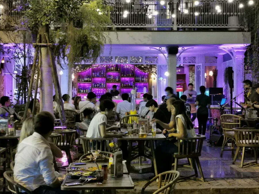 Botanic Backyard Bar & Restaurant evening soi rambuttri