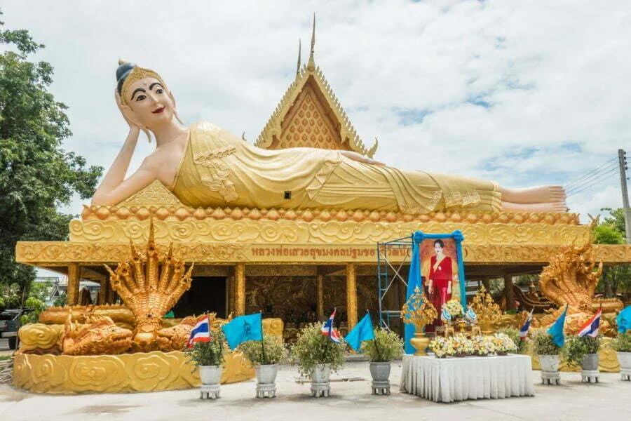 golden reclining buddha Wat Maisupradittharam - nakhon pathom