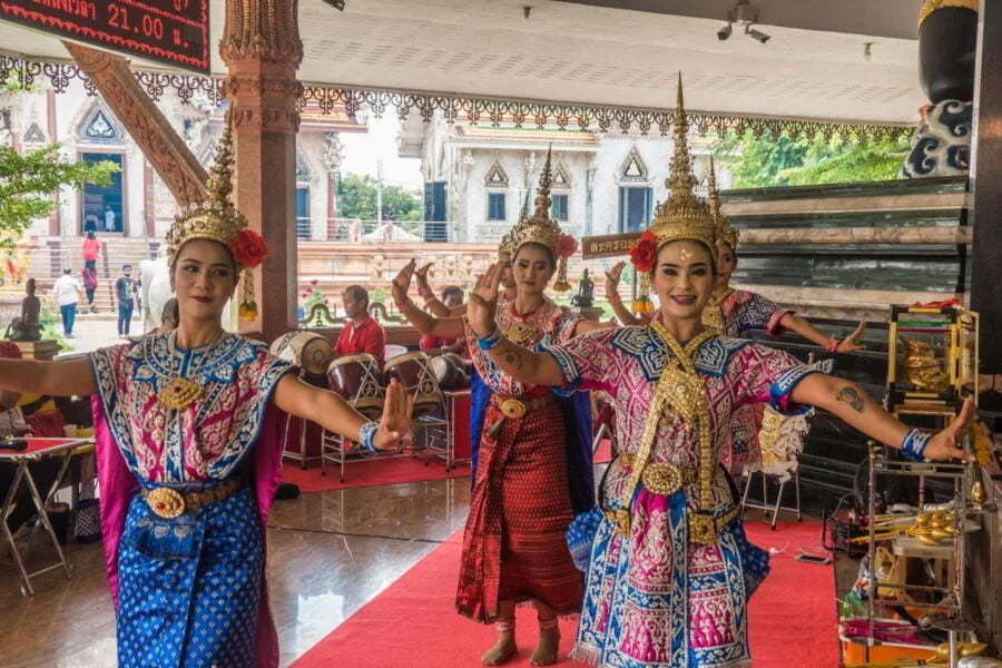 traditional dancers Wat Sisrathong - nakhon pathom