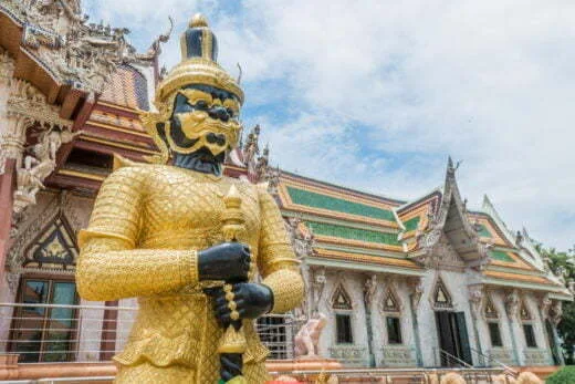 golden guardian Wat Sisrathong - nakhon pathom