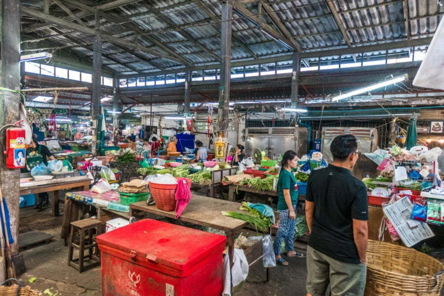 phra sumen samsen road crossroads market