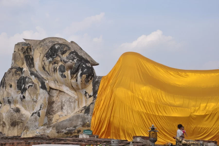 reclining buddha wat lokaya sutha ayutthaya