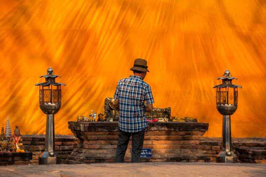 faithful in front of reclining buddha wat lokaya sutha