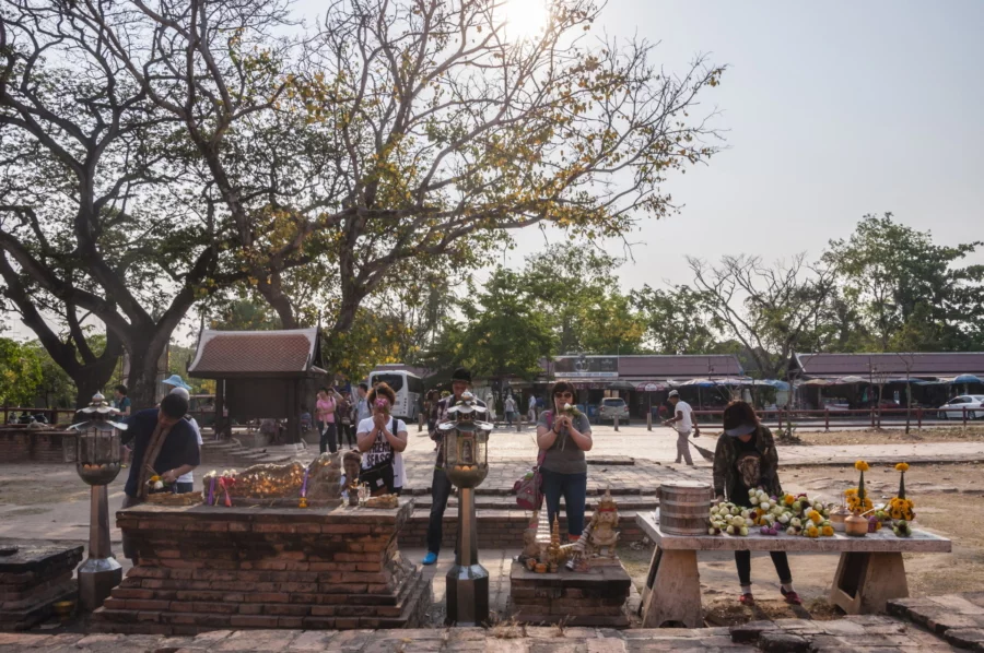 prayer at wat lokaya sutha - ayutthaya