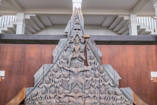 sculpture dessus porte musee national chao sam phraya ayutthaya